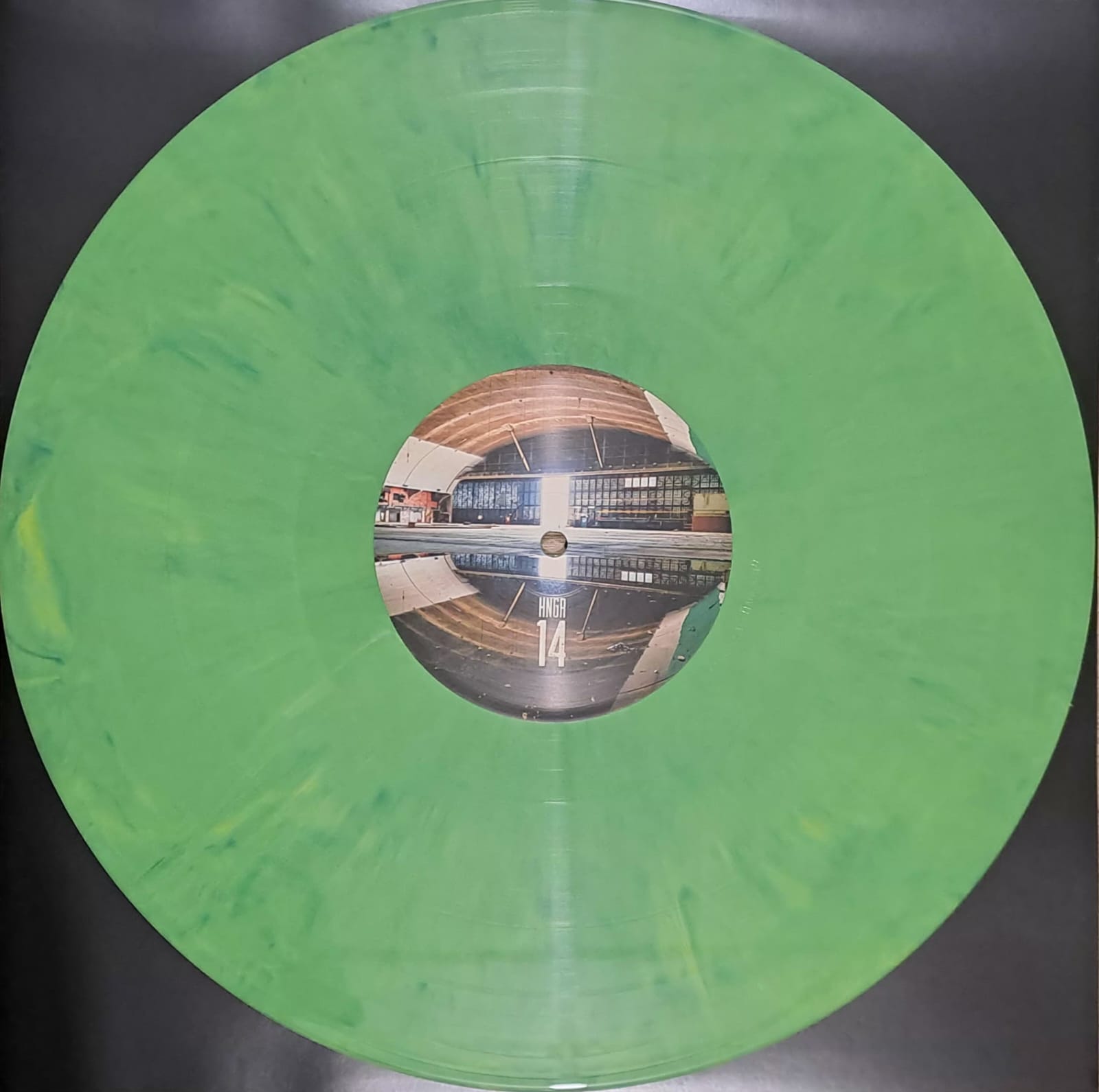 Hangar 14 - vinyle acid